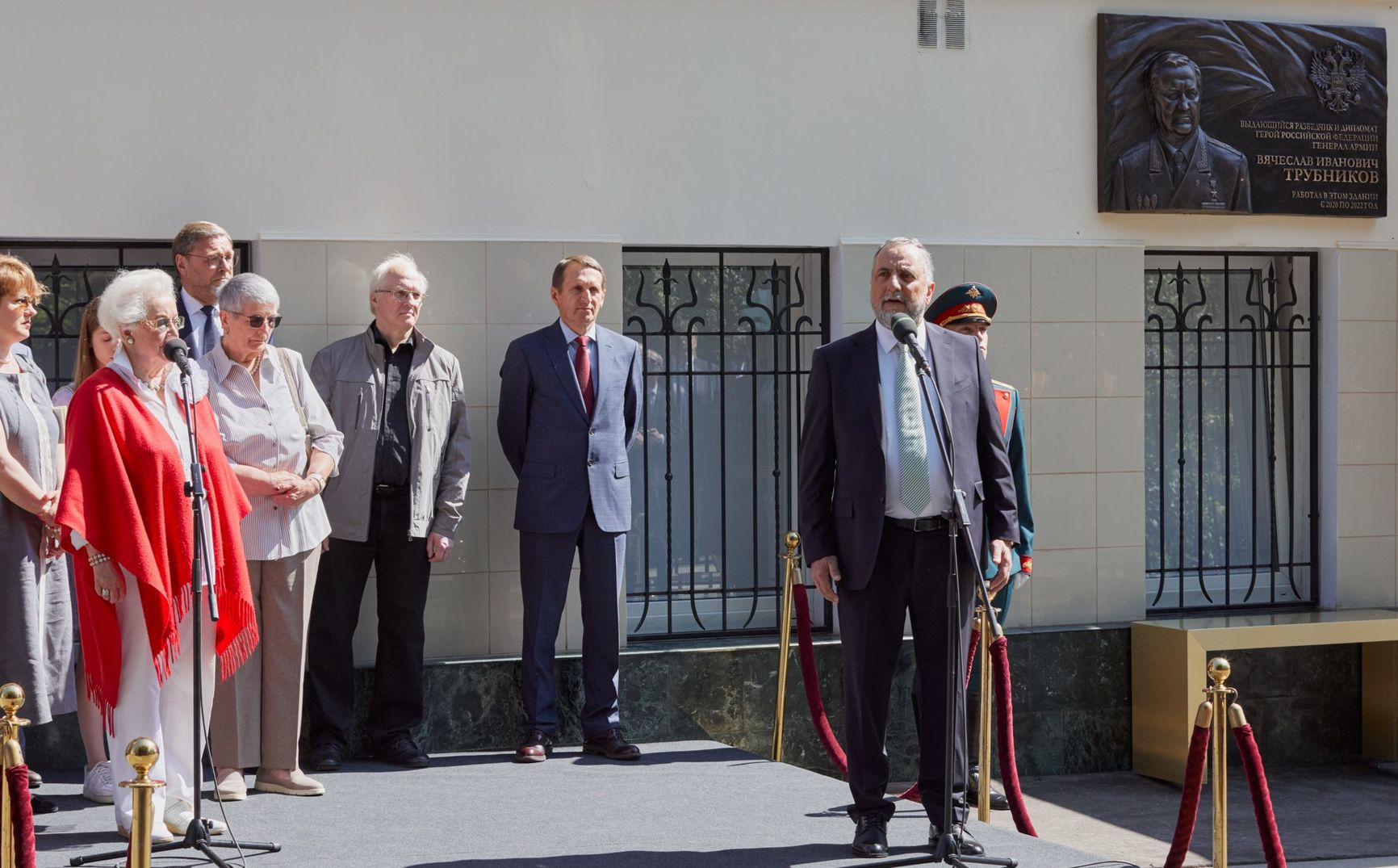 NIIRK Director Vladislav Gasumyanov at the unveiling of the memorial plaque for Trubnikov