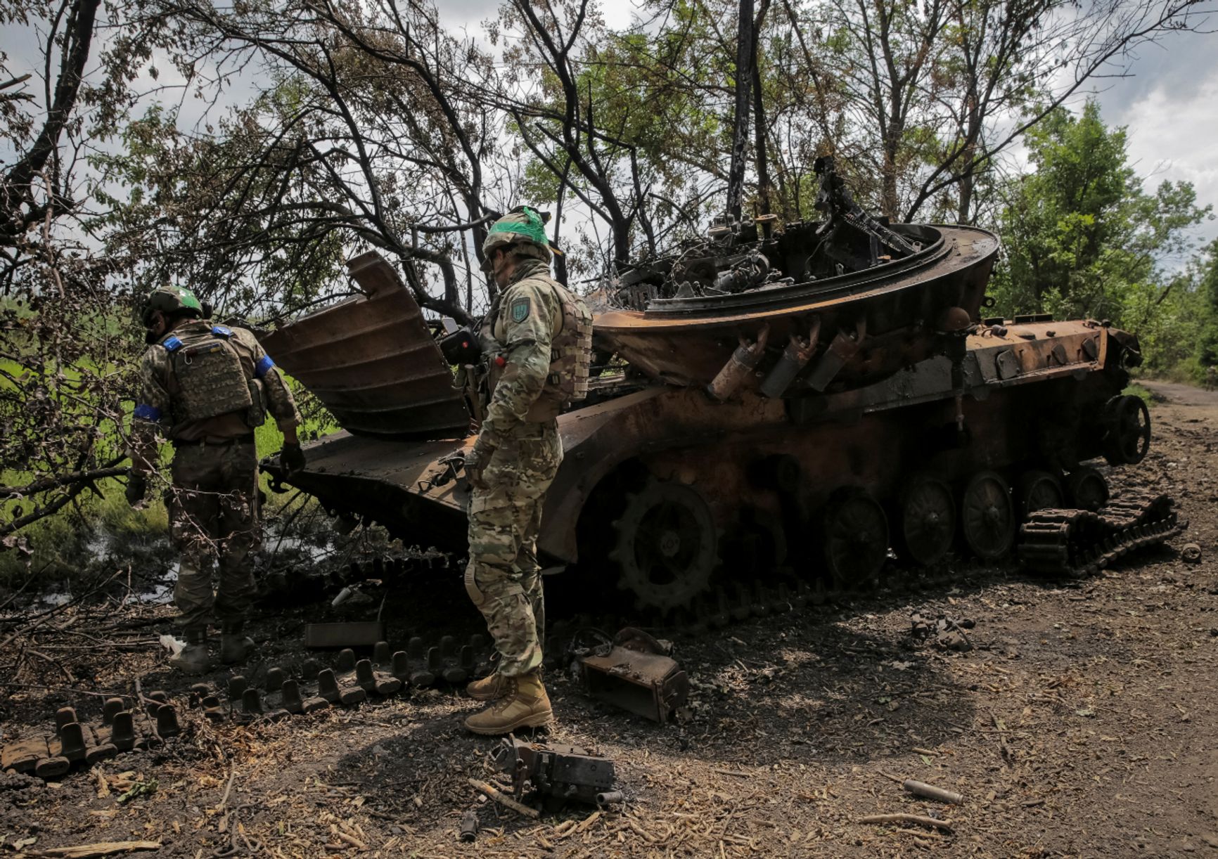 Украинские военнослужащие перед уничтоженной российской БМП-2