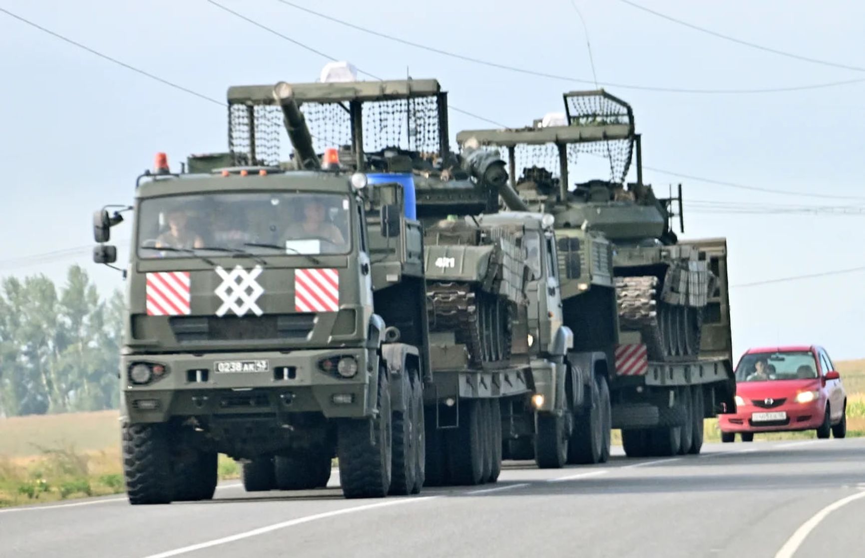 Военная техника на трассе между Курском и Суджей